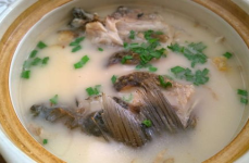 清炖鱼汤,营养美味，家常滋补的烹饪艺术”