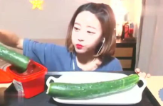 娱乐吃瓜酱拿着一块钱,吃瓜酱的奇妙冒险